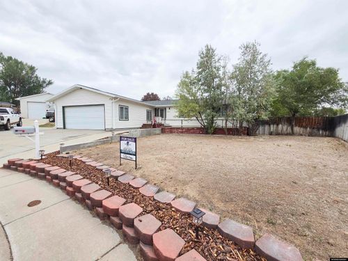 2335 New Jersey Ln, Green River, WY, 82935-6215 | Card Image