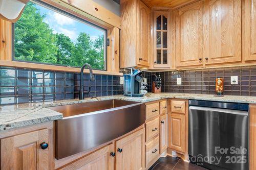 419 Woodpecker Rd, Purlear, NC, 28665-8843 | Card Image