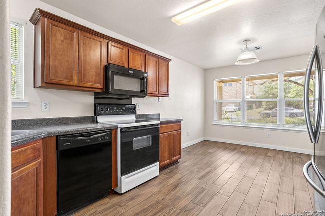 8607 Cheyenne Blf, House other with 4 bedrooms, 2 bathrooms and null parking in Converse TX | Image 4