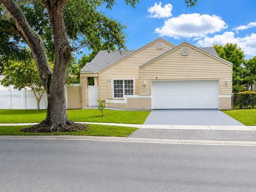 1040 Sw 85th Ter, Pembroke Pines, FL, 33025-3313 | Card Image