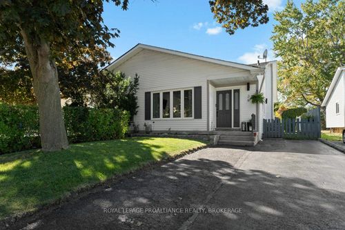 26 Woodstone Cres, Kingston, ON, K7M6K9 | Card Image