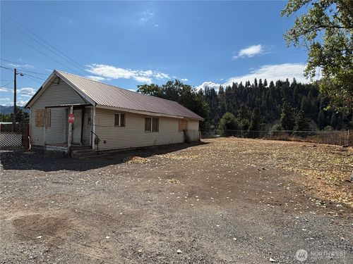 8830 School St, Cashmere, WA, 98815-9443 | Card Image