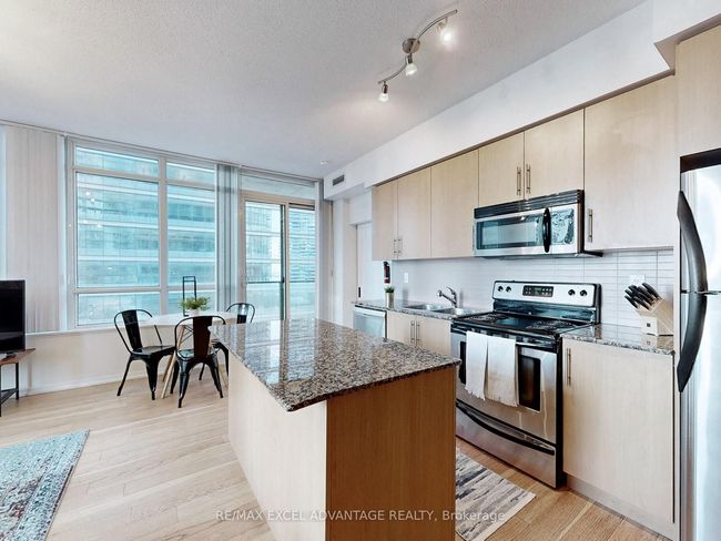 1305 - 65 Bremner Blvd, Condo with 3 bedrooms, 2 bathrooms and null parking in Toronto ON | Image 9