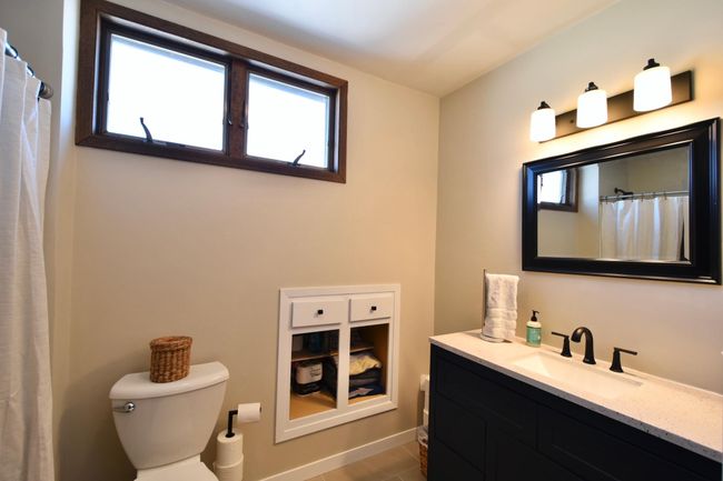 2nd floor bath with buil-ins | Image 24