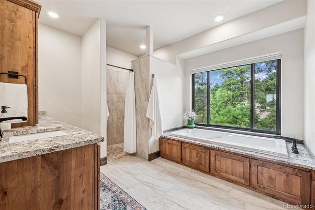 Owner Ensuite - Soaking tub, Walk-in Shower, double vanity | Image 10