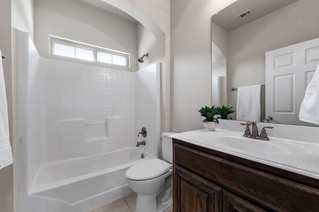 Time to bath and relax in the secondary bathroom. | Image 18