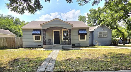 200 S Preston St, Wolfe City, TX, 75496-3022 | Card Image