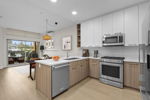102-14022 N Bluff Rd, White Rock, BC, V4B0B7 | Card Image