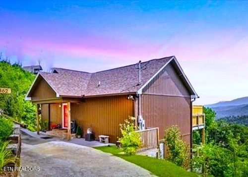 862 Sourwood Dr, Gatlinburg, TN, 37738-4313 | Card Image