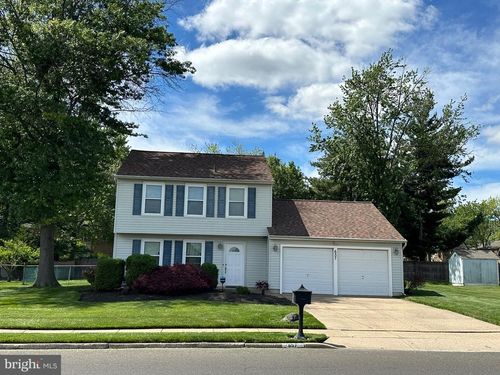 657 S Queen Anne Dr, FAIRLESS HILLS, PA, 19030-3815 | Card Image