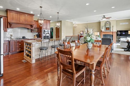 1009 Fountain View Dr, Pella, IA, 50219-7665 | Card Image