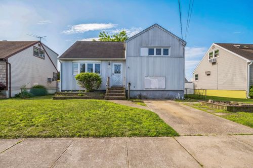 39 Layton St, Freeport, NY, 11520-6240 | Card Image