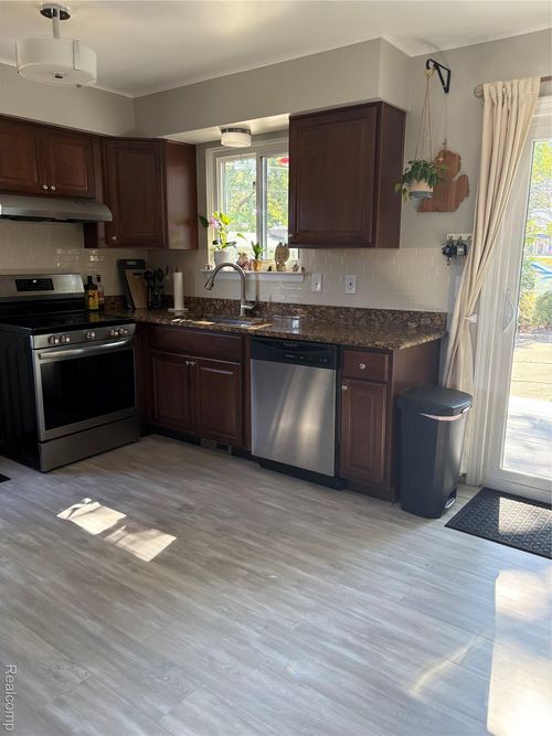 5171 Durnham Dr, Waterford, MI, 48327-3114 | Card Image