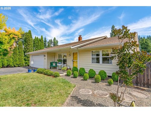 915 Madison St, Silverton, OR, 97381-2329 | Card Image