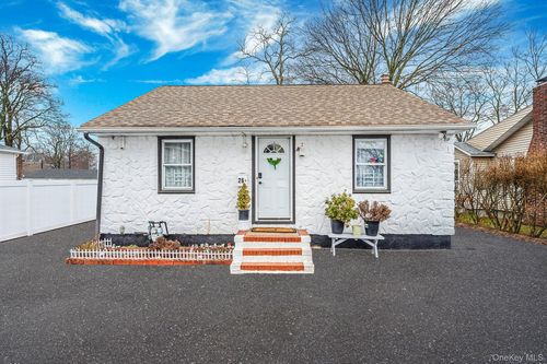 26 Smith St, Babylon, NY, 11702-2306 | Card Image