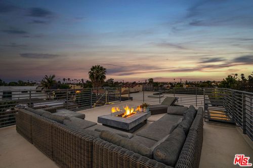716 Brooks Ave, Venice, CA, 90291-3295 | Card Image