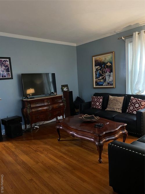 192 Beech St, Valley Stream, NY, 11580-4949 | Card Image