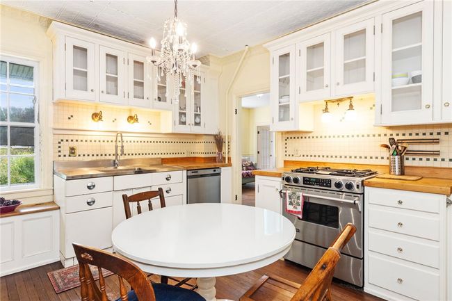 Eat-In Kitchen | Image 12