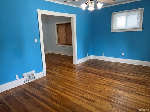 8467 Central, Center Line, MI, 48015-1575 | Card Image