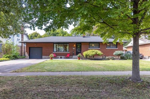 3093 St Andrew Ave, Niagara Falls, ON, L2J2R7 | Card Image