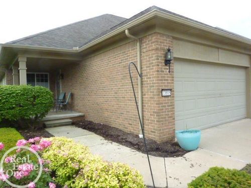 33805 Michigamme Dr, Chesterfield, MI, 48047-4377 | Card Image