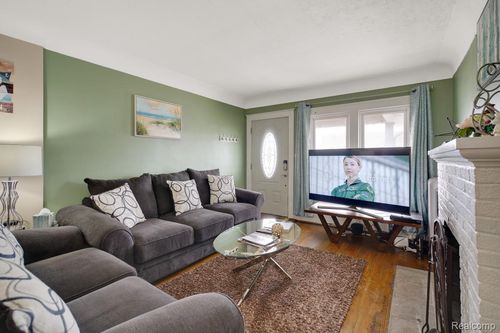 832 Pinecrest Dr, Ferndale, MI, 48220-2318 | Card Image