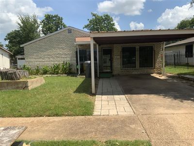 View of front of house featuring a front lawn | Image 1