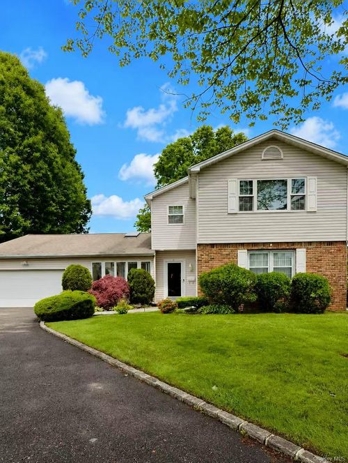 21 Redwood Court, Glen Cove, NY, 11542 | Card Image