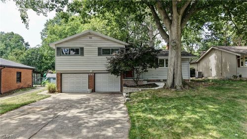 3136 Englewood Dr, Stow, OH, 44224-3135 | Card Image
