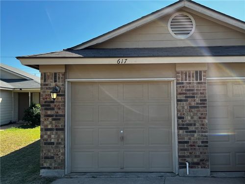 617 Greenlawn Blvd, Round Rock, TX, 78664-6902 | Card Image