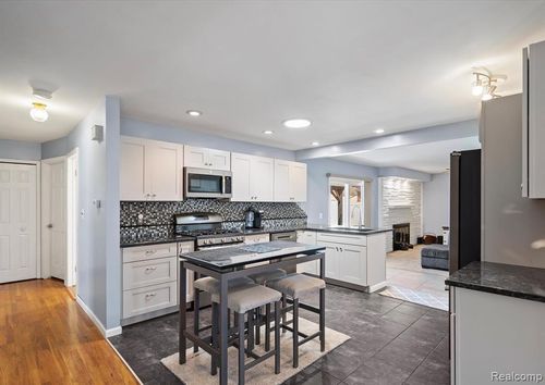 37653 Longacre Dr, Sterling Heights, MI, 48312-2261 | Card Image
