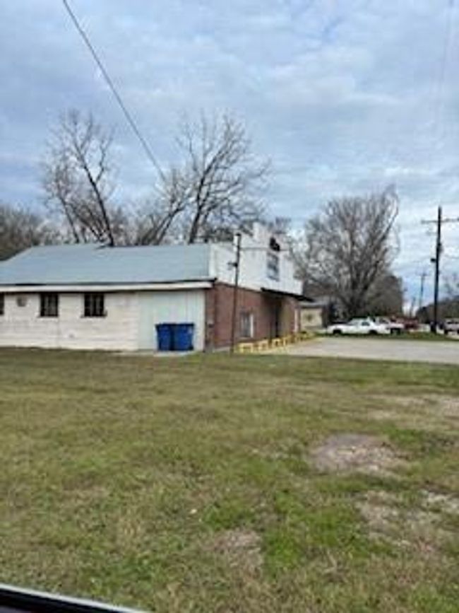 9085 Main St, Home with 0 bedrooms, 1 bathrooms and null parking in Batson TX | Image 4