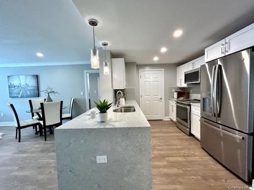 s1347-1100 Avalon Sq, Glen Cove, NY, 11542-2877 | Card Image