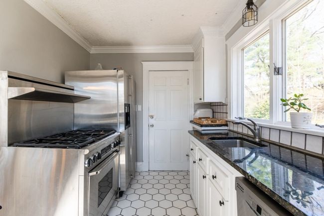 2 - 169 Walker Rd, Condo with 3 bedrooms, 1 bathrooms and 1 parking in Swampscott MA | Image 5
