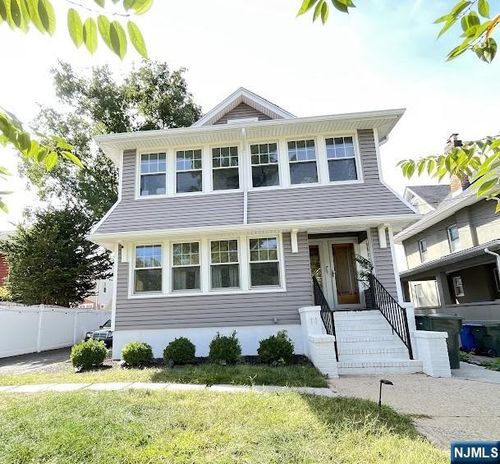 11 W Gouverneur Ave, Rutherford, NJ, 07070-2624 | Card Image