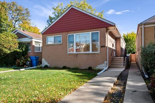 6707 N Whipple St, Chicago, IL, 60645-4122 | Card Image