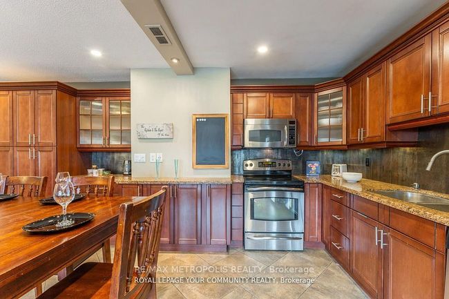 704 - 15 Elizabeth St N, Condo with 3 bedrooms, 2 bathrooms and null parking in Mississauga ON | Image 10