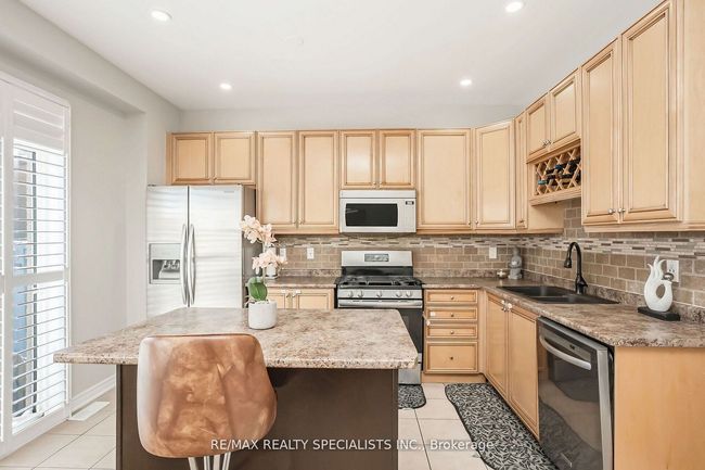 40 Begonia Cres, House attached with 3 bedrooms, 3 bathrooms and 2 parking in Brampton ON | Image 8