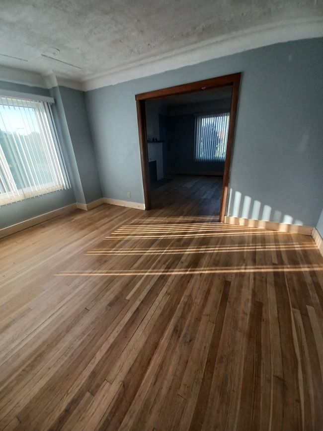 Upper | Image 11