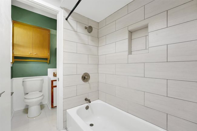 bathroom with Jack and Jill | Image 16