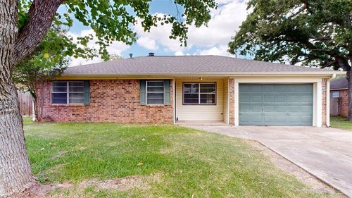 1107 Braeswood Dr, Bryan, TX, 77803-5179 | Card Image