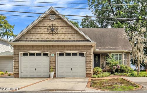 814 Canal Cove Rd, Lake Waccamaw, NC, 28450-1816 | Card Image