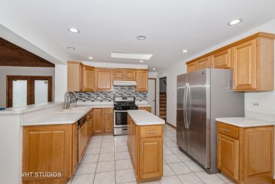 6836 W Linden Drive W, House other with 3 bedrooms, 1 bathrooms and 2 parking in Palos Heights IL | Image 3