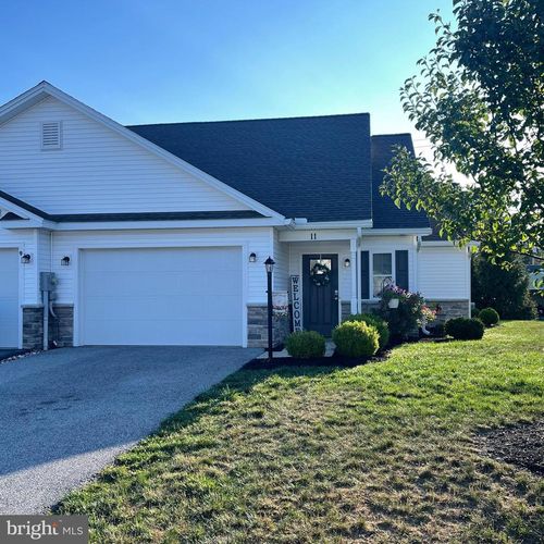 11 Group Ct, MOUNT HOLLY SPRINGS, PA, 17065-8000 | Card Image