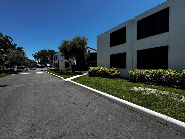 APT-120 - 216 Lake Pointe Dr, Condo with 2 bedrooms, 2 bathrooms and null parking in Oakland Park FL | Image 7