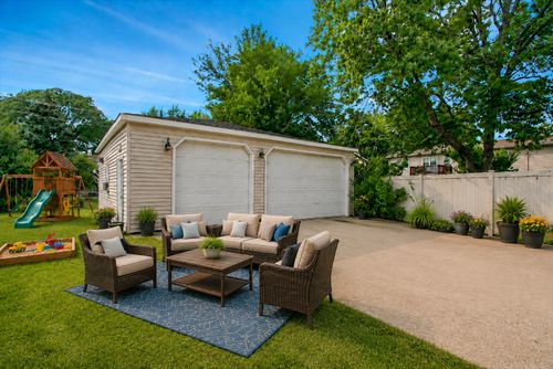 1402 S Robert Dr, Mount Prospect, IL, 60056-4542 | Card Image