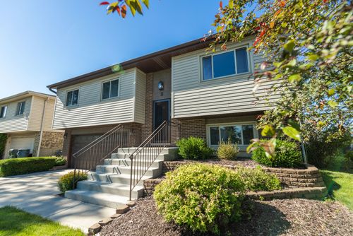 2 Oakwood Dr, Elk Grove Village, IL, 60007-1404 | Card Image