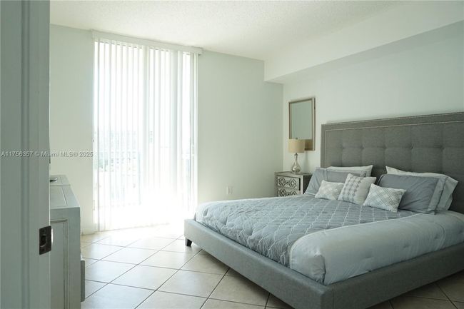 APT-606 - 17555 Atlantic Blvd, Condo with 2 bedrooms, 2 bathrooms and null parking in Sunny Isles Beach FL | Image 9