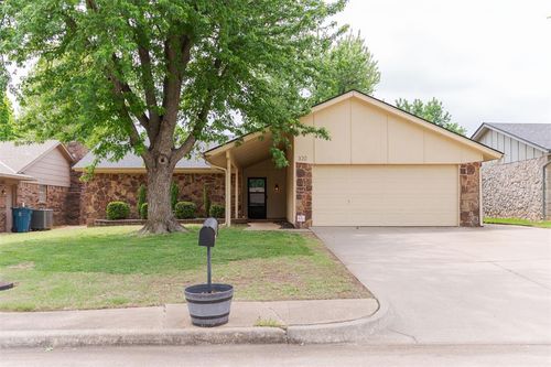 320 Elwood Drive, Edmond, OK, 73013 | Card Image