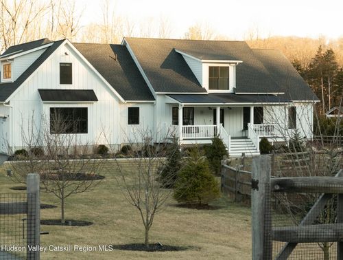 11 Crimson Hill Rd, Rhinebeck, NY, 12572-3811 | Card Image